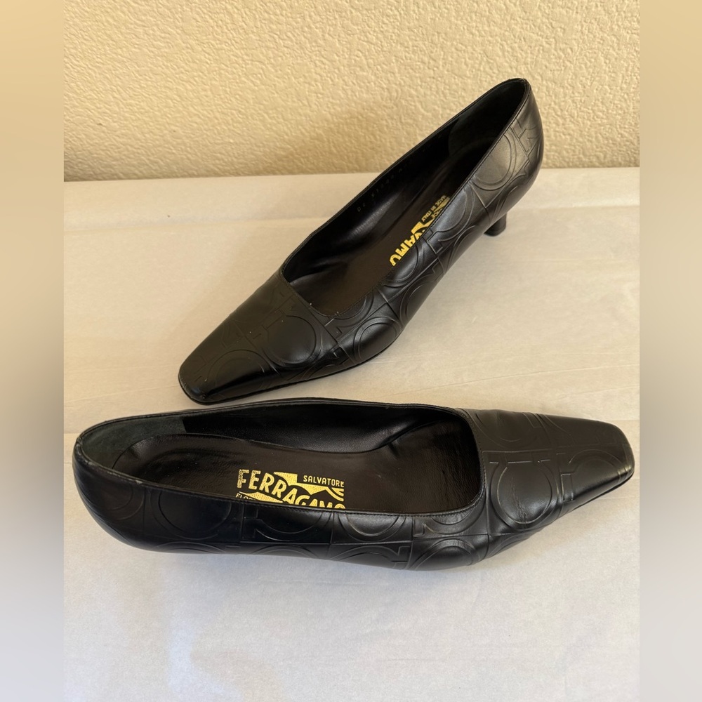 Vintage Salvatore Ferragamo Black Embossed Leather Pumps 8.5B Kitten Heel Italy